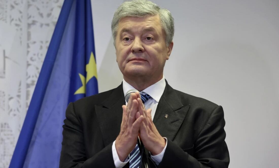 El expresidente ucraniano Petro Poroshenko habla con periodistas en Varsovia, Polonia, el 16 de enero de 2021. Foto: AP