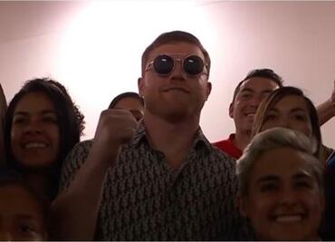 Canelo Álvarez rompe protocolo y se toma fotografía con jugadoras de Chivas Femenil