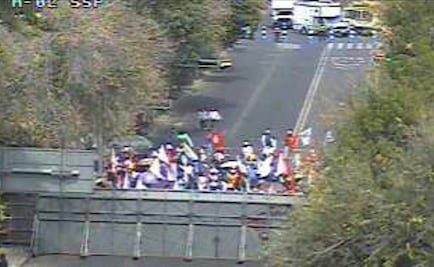 Manifestantes bloquean circulación en Eje 1 Poniente