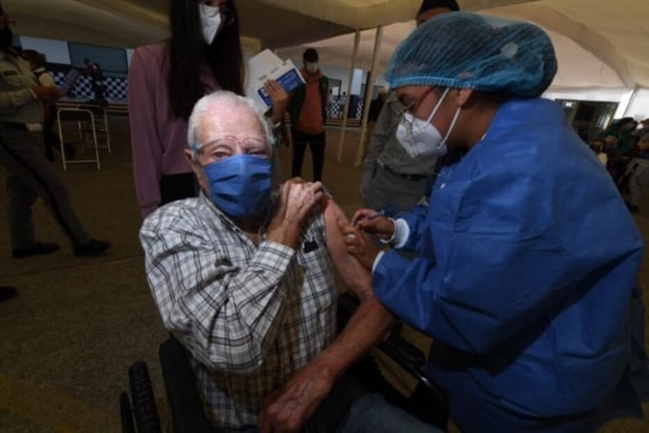 "Por fin vamos a irnos de vacaciones... es broma": dice doña Rosa tras vacunarse en Álvaro Obregón 