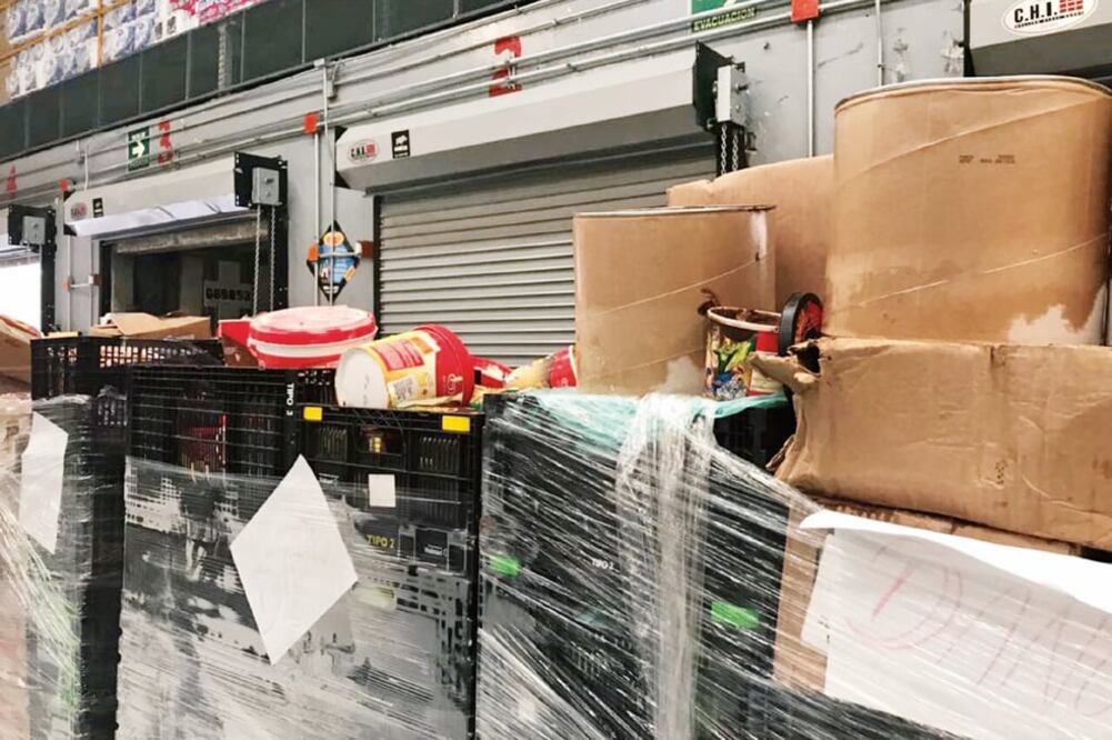 Helado, galletas, cereales y jugos, además de muebles y otros productos, tuvieron que ser retirados por personal de Sanidad pues fueron contaminados por las aguas de las anegaciones y las que salieron de las coladeras (SEDESA)