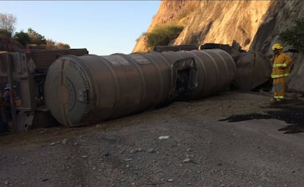 Por volcadura de pipa, Autopista del Sol estuvo cerrada 20 horas