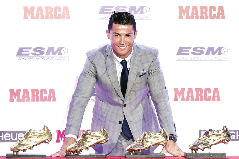 Cristiano Ronaldo posó con los trofeos conquistados como máximo goleador en las ligas europeas (XINHUA)