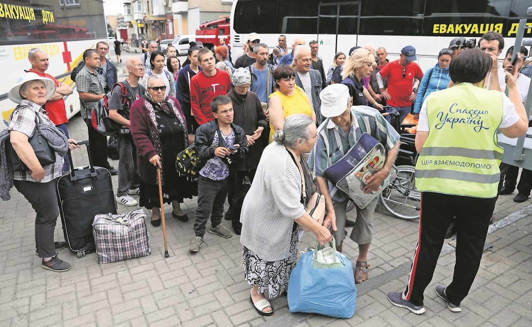 Ucranianos evacuados en las regiones de Donetsk y Lugansk abordan un tren que sale a la ciudad de Lviv, en el oeste del país.  Foto: ANATOLII STEPANOV. AFP