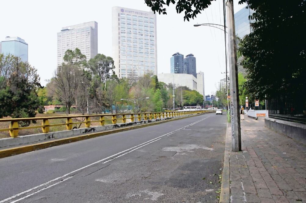 Algunas avenidas principales de la Ciudad de México registraron poca presencia de automóviles, como si fuera un periodo vacacional. (GUILLERMO GRANADOS. NOTIMEX)