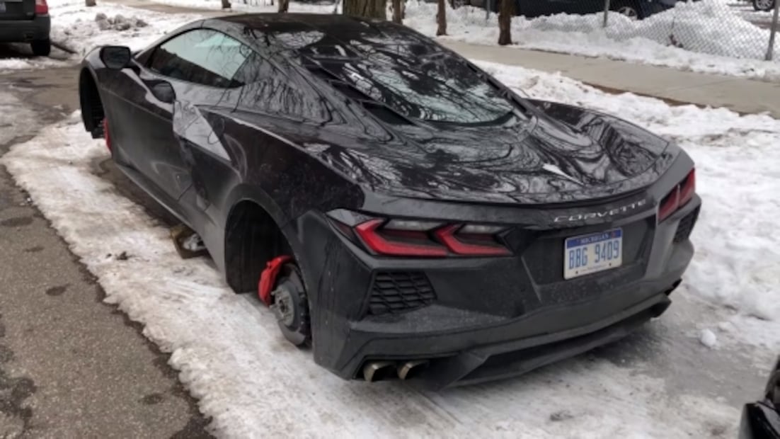 El primer robo de llantas del Corvette C8 en el mundo