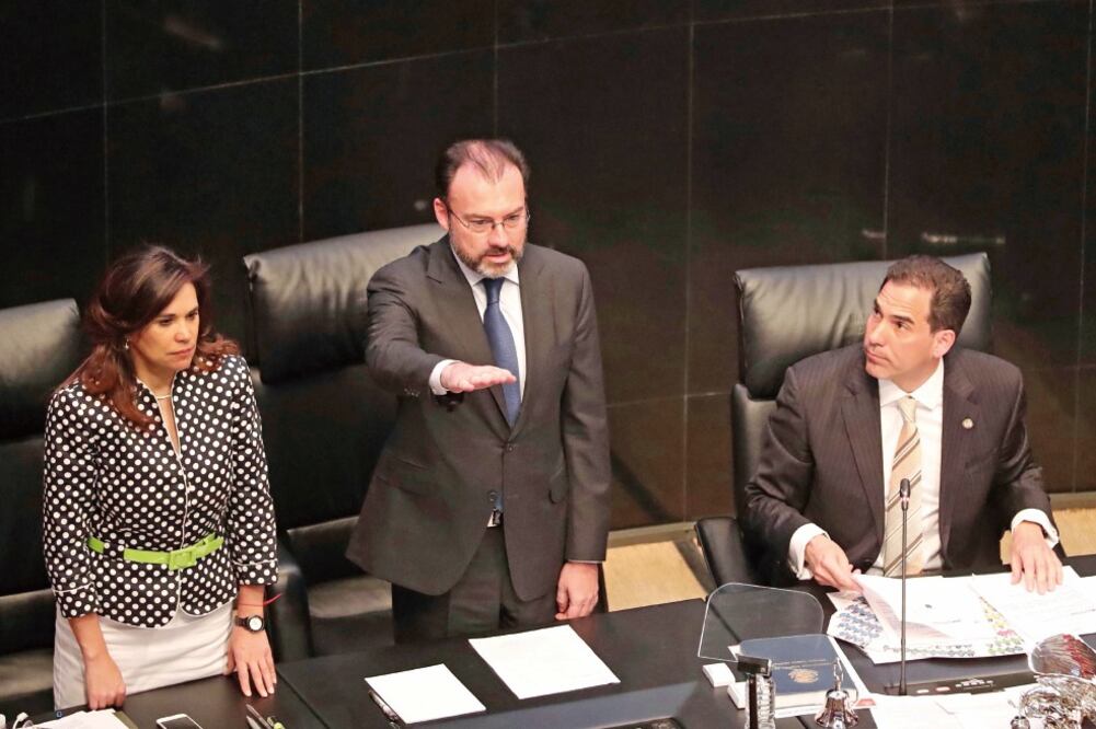 El canciller Luis Videgaray compareció ayer por primera vez ante el pleno del Senado; en la reunión hizo un llamado a la Cámara Alta a sumarse a la elaboración de una política exterior de Estado real (LUCÍA GODÍNEZ. EL UNIVERSAL)