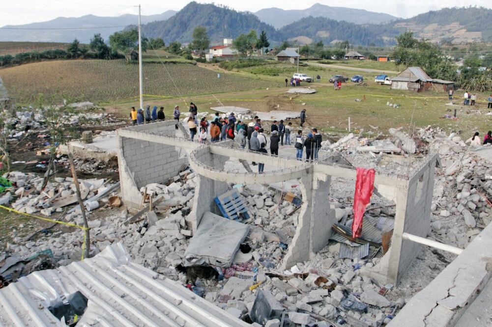 Al realizar el traslado del Santo Patrono, uno de los cohetones cayó en un almacén de pirotecnia, lo que provocó que el lugar explotara. El gobernador Antonio Gali recorrió la zona y anunció que habrá castigo para los responsables (OMAR CONTRERAS. EL UNI)