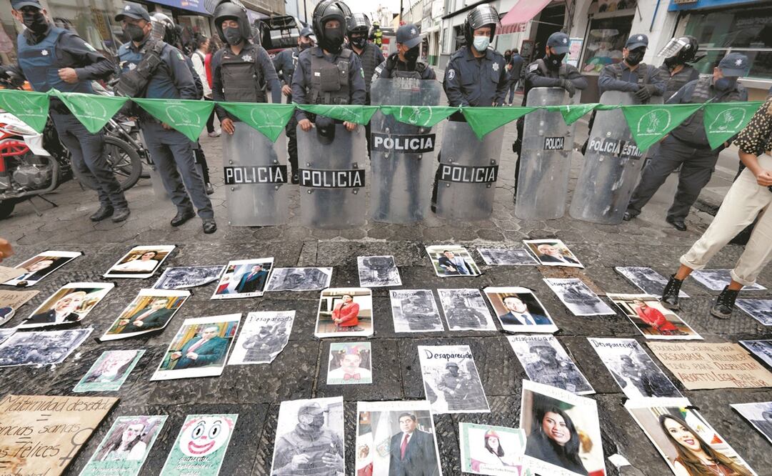 Las protestas de los familiares de desaparecidos fueron contenidas con un fuerte cerco de elementos policiacos poblanos. Foto: OMAR CONTRERAS. EL UNIVERSAL