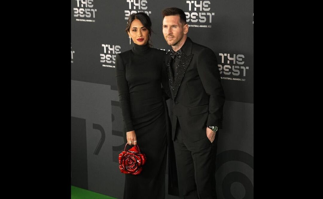 El argentino Lionel Messi posa con su esposa Antonela Roccuzzo en la alfombra verde antes de la ceremonia de los Best FIFA Football Awards en París. FOTO: AP