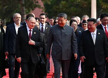 Inicia desfile militar chino con Xi, Putin y Kim Jong-Un en el centro; Trump le exige reconozca el apoyo que EU dio