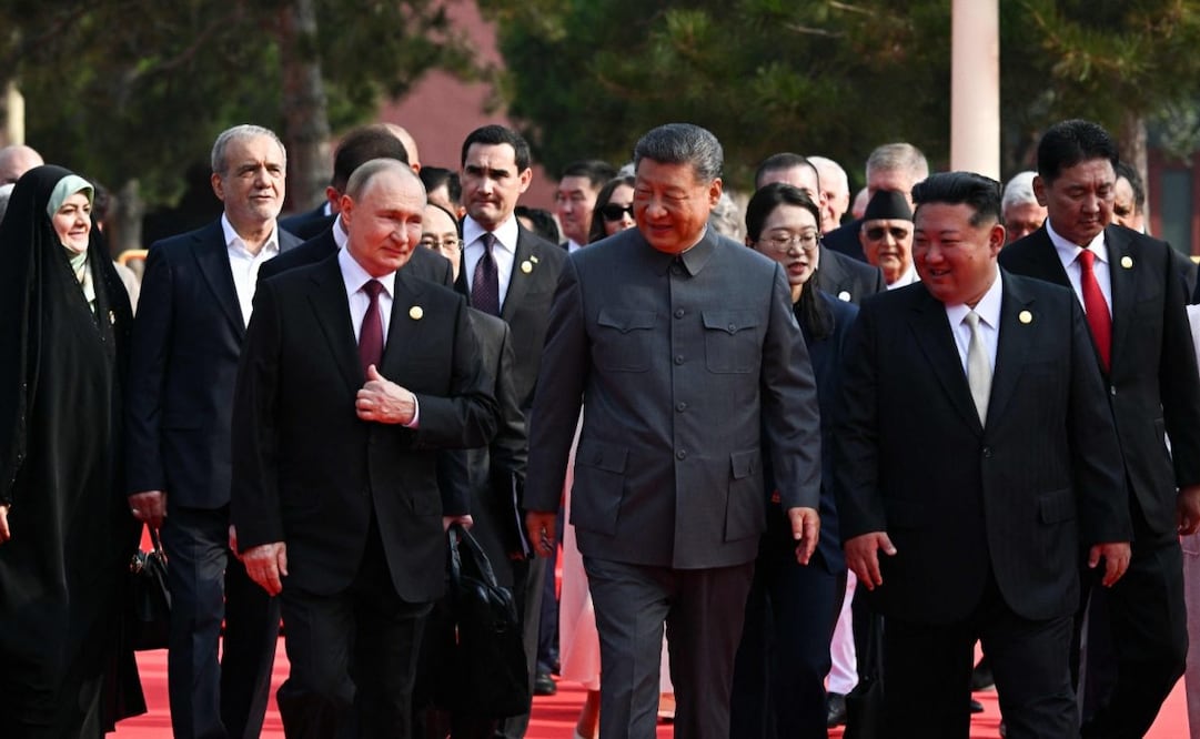 Los presidentes Vladimir Putin (Rusia), Xi Jinping (China) y Kim Jong-Un (Corea del Norte) asisten al desfile militar por el 80 aniversario "de la victoria de China". (02/09/25) Foto: AFP