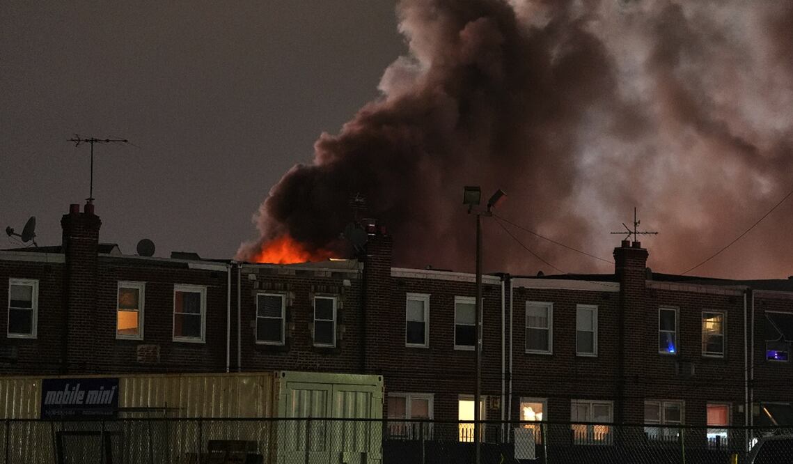 Imagen del accidente aéreo en Philadelphia en donde murieron 6 mexicanos, el 31 de enero de 2025. Foto: AP