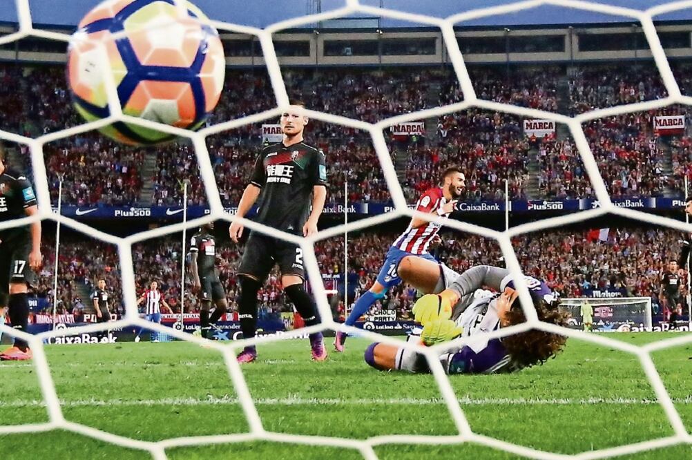 El portero mexicano es hasta ahora el más goleado en la “Liga de las Estrellas” en uno de los equipos más frágiles de la competencia. (FOTO: SERGIO PÉREZ. REUTERS)