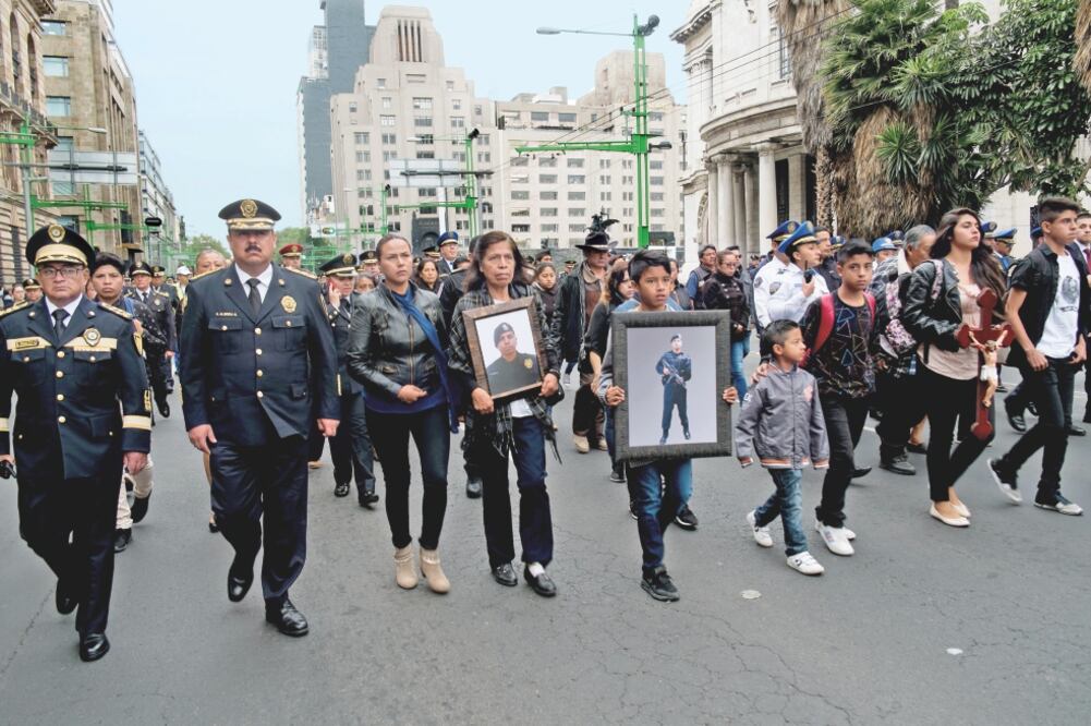 Familiares de los dos policías asesinados y 850 elementos de distintas corporaciones estuvieron presentes en el acto luctuoso que encabezó el secretario Hriam Almeida (ANDREA MURCIA. CUARTOSCURO)