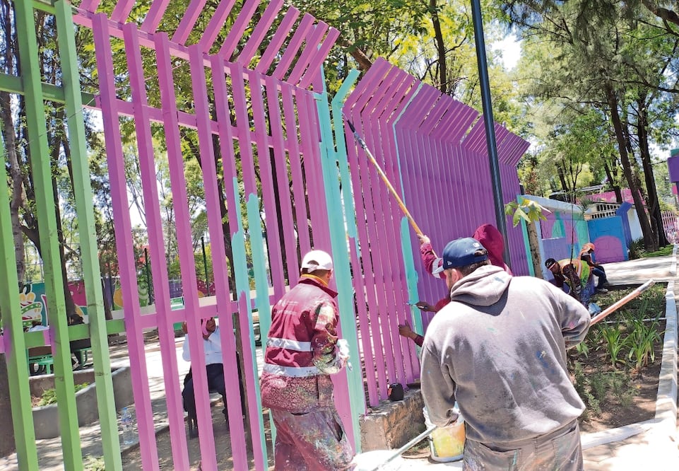En el exterior del Deportivo Ceylán los trabajadores pintaban o recubrían parte de los accesos. Foto: Arantxa Meave/ EL UNIVERSAL
