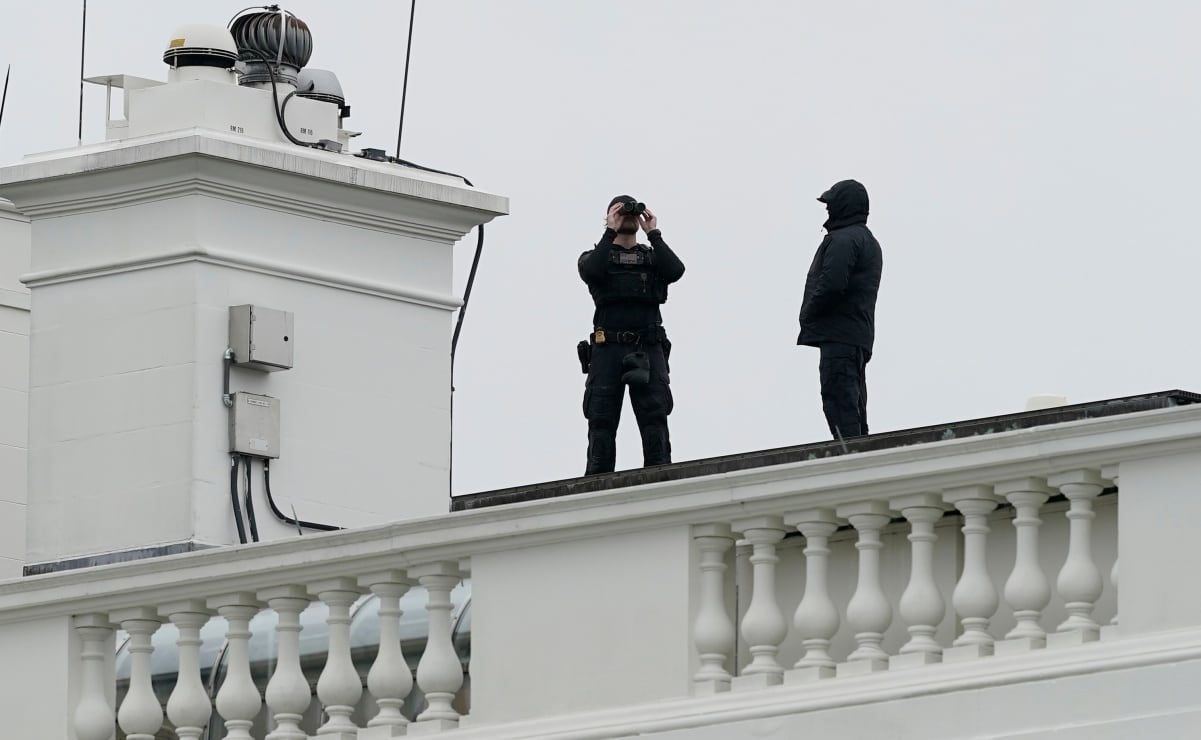 Transeúnte recibió disparo luego de que el supuesto perpetrador de 21 años abrió fuego contra un puesto de control de seguridad de la Casa Blanca