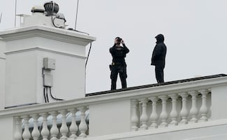 Transeúnte herido en tiroteo cerca de la Casa Blanca sigue grave; Washington suma tercer incidente armado cerca de Trump en un mes