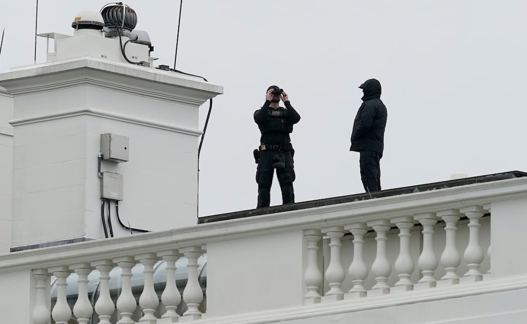 Agentes del Servicio Secreto observan desde el techo de la Casa Blanca tras reportes de disparos cerca del complejo en Washington. (23/05/2026) Foto: AP