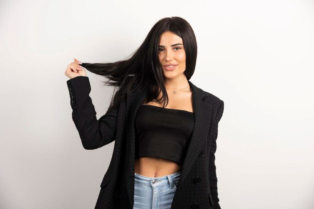 El cabello negro teñido requiere hidratación constante para lucir sedoso y fuerte. Foto: Freepik