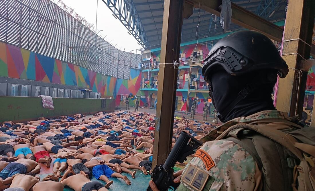 Fotografía cedida hoy por las Fuerzas Armadas de Ecuador que muestra a soldados de Infantería de Marina mientras realizan un operativo tras un motín en la Cárcel Regional del Litoral, en Guayaquil. Foto: EFE