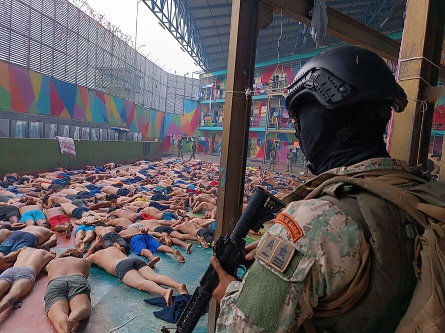 Fotografía cedida hoy por las Fuerzas Armadas de Ecuador que muestra a soldados de Infantería de Marina mientras realizan un operativo tras un motín en la Cárcel Regional del Litoral, en Guayaquil. Foto: EFE