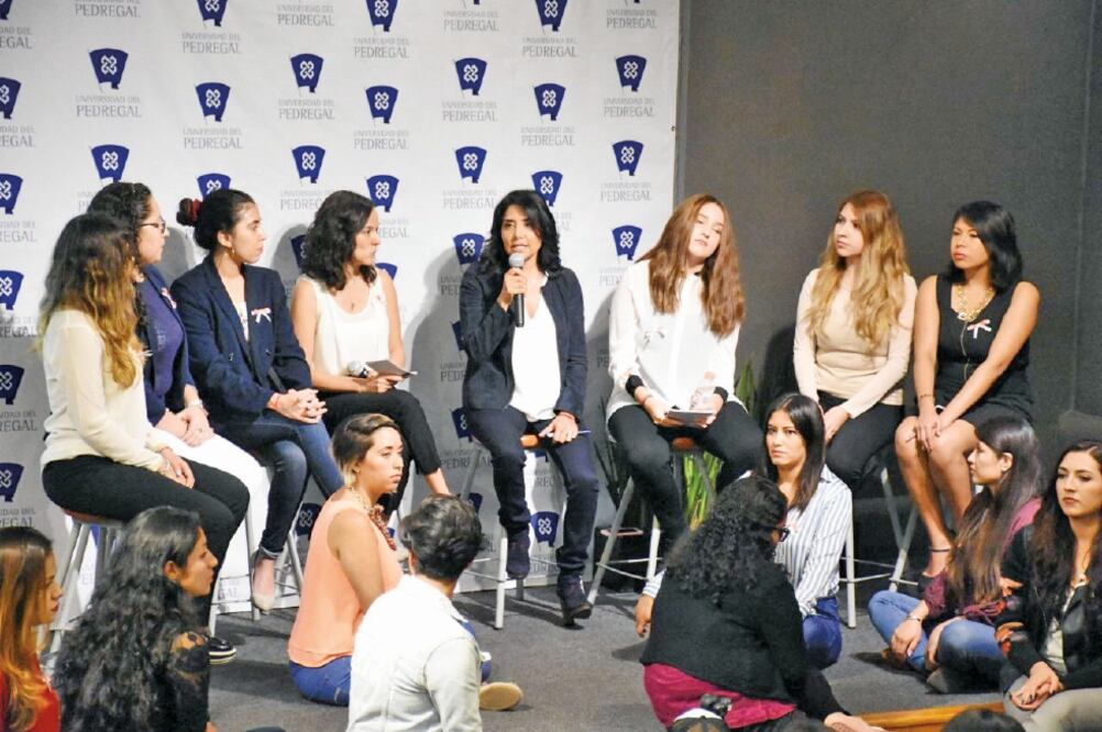 La candidata de la coalición Por la CDMX al Frente, Alejandra Barrales Magdaleno, se reunió ayer con la comunidad estudiantil de la Universidad del Pedregal y firmó una lista de compromisos que impulsará a favor de los jóvenes (ESPECIAL)