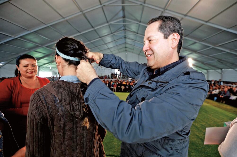 Eruviel Ávila recolectó cabello para la elaboración de pelucas oncológicas que beneficiarán a mujeres que padecen cáncer