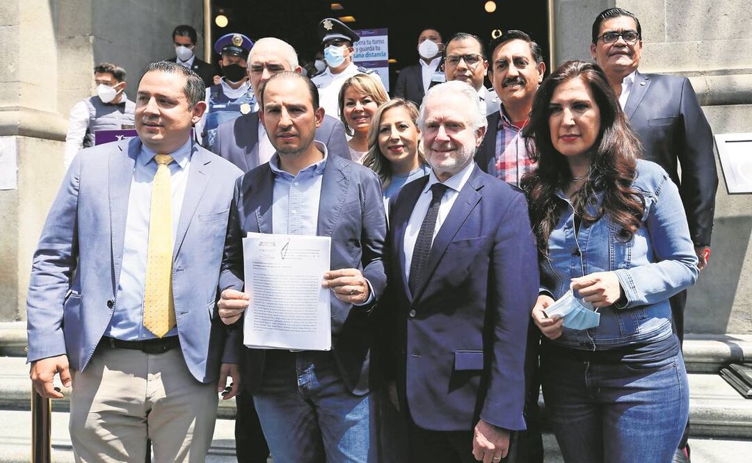 Representantes del PAN, PRI y PRD presentaron ante la Suprema Corte de Justicia de la Nación una acción de inconstitucionalidad para echar abajo el decreto que permite promocionar la consulta ciudadana pese a la veda legal. Foto: PAN.