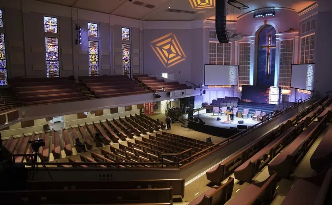 El santuario en la iglesia cristiana Mississippi Boulevard se ve antes del inicio del servicio fúnebre de Tire Nichols en Memphis, Tennessee. Foto: AP