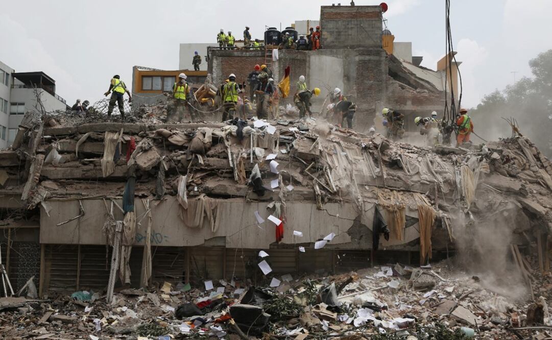 Several buildings and homes collapsed during the 2017 earthquake - Photo: Rebecca Blackwell/AP