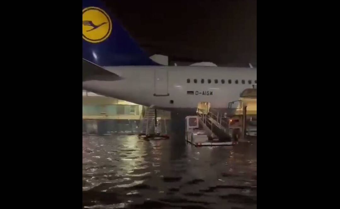El aeropuerto dijo que se había acumulado gran cantidad de agua en la pista el miércoles por la noche, y suspendió operaciones en tierra durante más de dos horas. Foto: Captura de pantalla