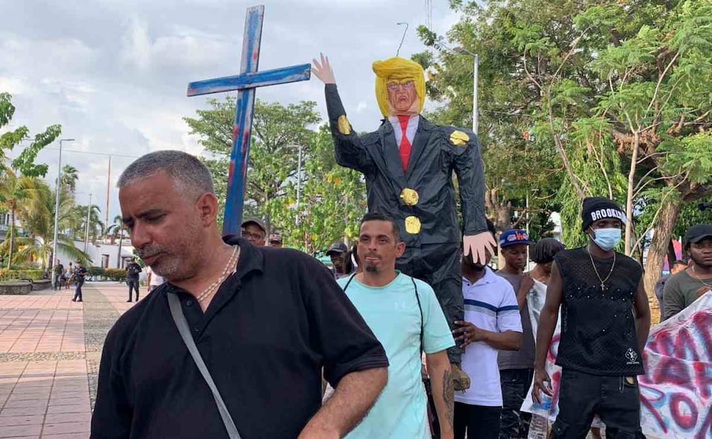 Migrantes cargan piñata de Donald Trump en Viacrucis / Foto: María de Jesús Peters. EL UNIVERSAL