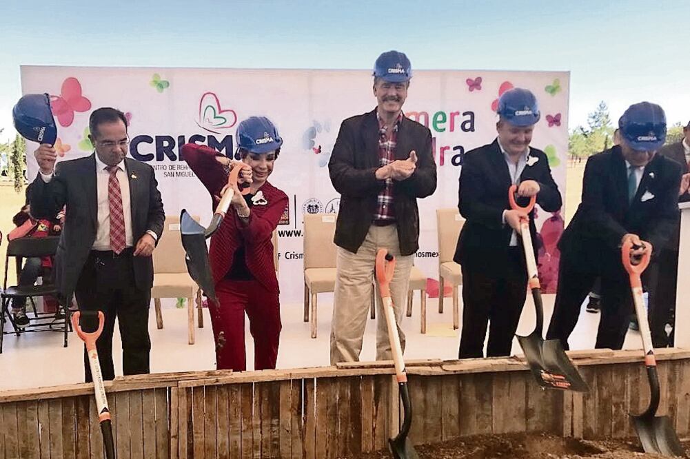 Martha Sahagún y Vicente Fox colocan la primera piedra del Centro de Rehabilitación Integral (CRISMA) se ubica en las inmediaciones del Parque Bicentenario y se prevé que en cinco años quede concluido por completo (XÓCHITL ÁLVAREZ. EL UNIVERSAL)