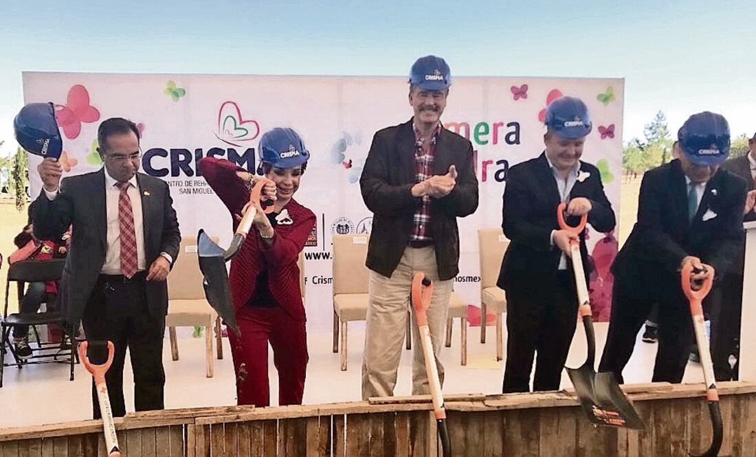 Martha Sahagún y Vicente Fox colocan la primera piedra del Centro de Rehabilitación Integral (CRISMA) se ubica en las inmediaciones del Parque Bicentenario y se prevé que en cinco años quede concluido por completo (XÓCHITL ÁLVAREZ. EL UNIVERSAL)
