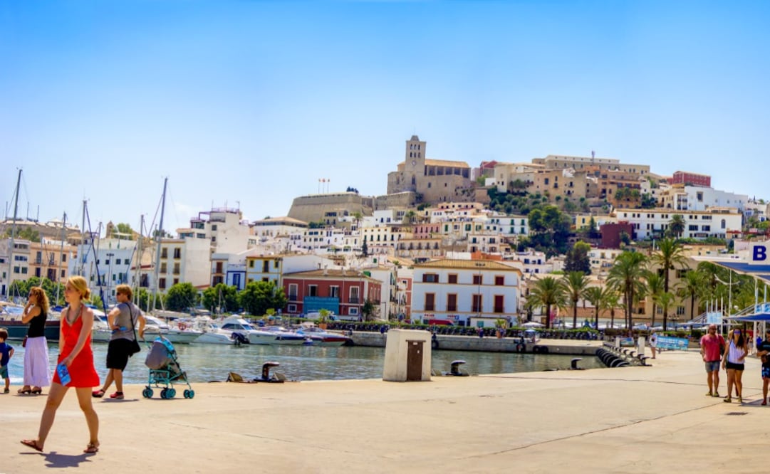 Ibiza tiene desde paseos en barco hasta noches de mucho baile. (Foto: Ismail Mia)