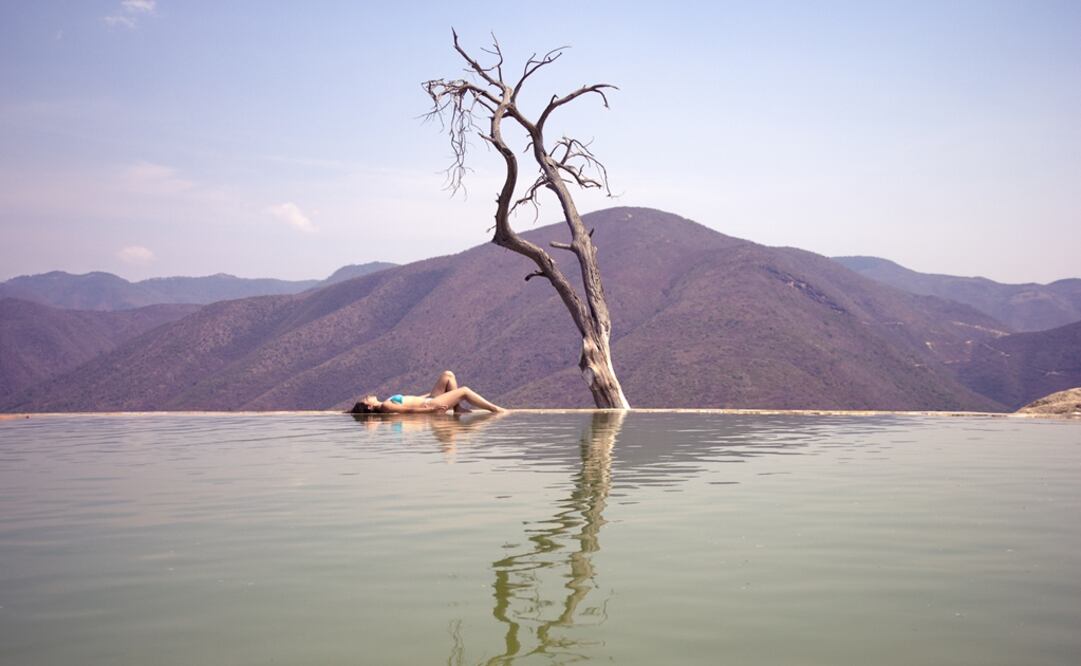 Hierve El Agua, cascadas petrificadas y pozas de agua cargada de minerales. Foto: Carlos Adampol Galindo