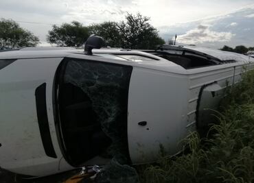 Equipo de basquetbol sufre accidente sobre la maxipista Mazatlán-Culiacán