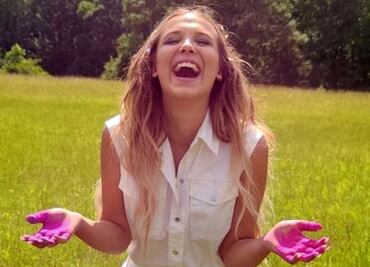 Estos son los tenis tie dye creados por Millie Bobby Brown