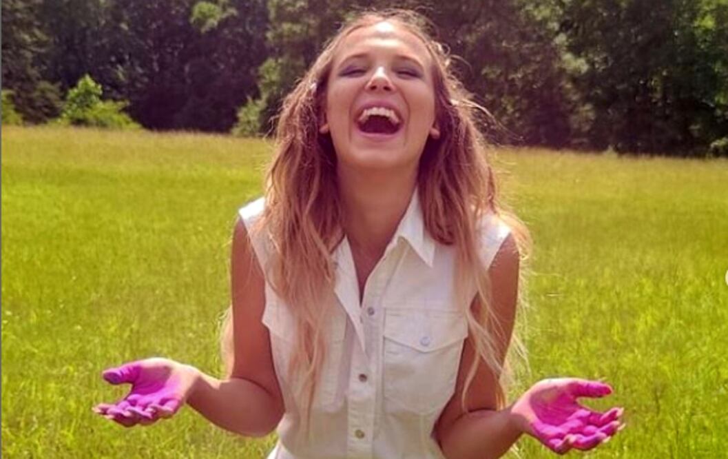 La estrella de Stranger Things diseñó una línea de tenis tie dye / Foto: Instagram