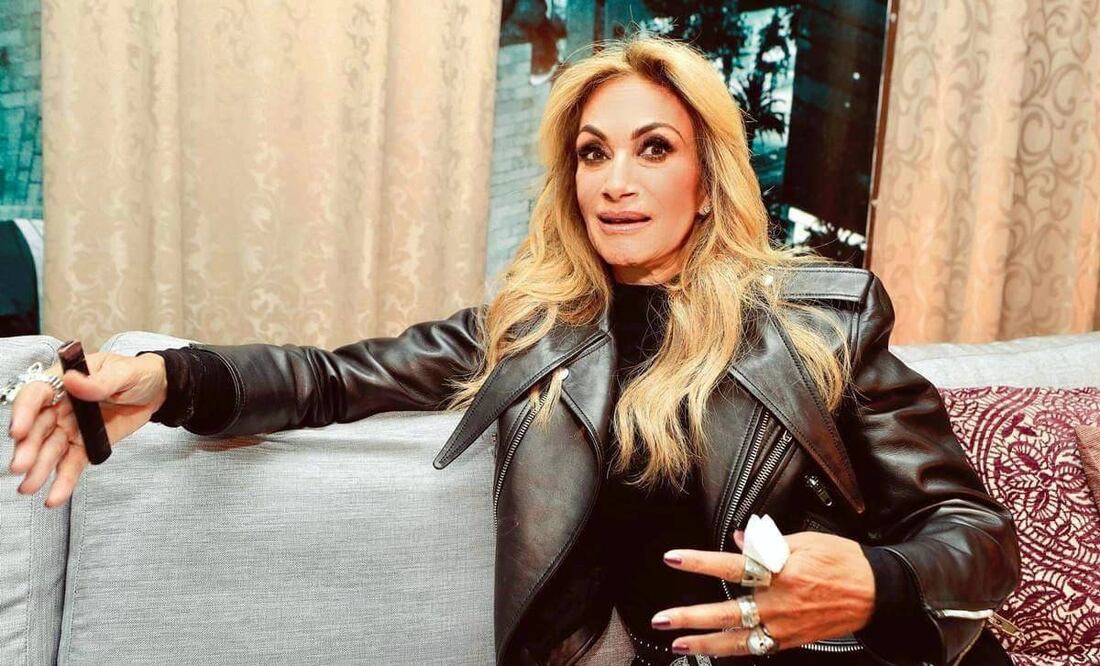 Adela Micha lució un outfit muy biker con chamarra de cuero, botas y jeans rockeros pintados a mano. Foto: IRVIN OLIVARES / EL UNIVERSAL