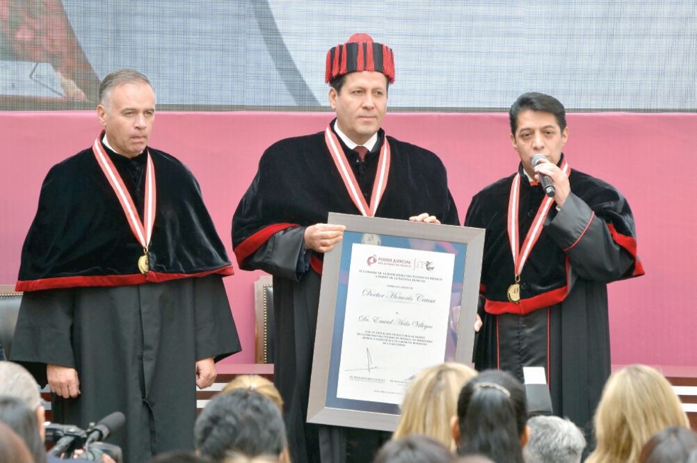 El gobernador Eruviel Ávila recibió el doctorado honoris causa por la Escuela Judicial del Estado de México (EJEM). En la ceremonia, fue cuestionado sobre su aspiraciones presidenciales. (CUARTOSCURO)