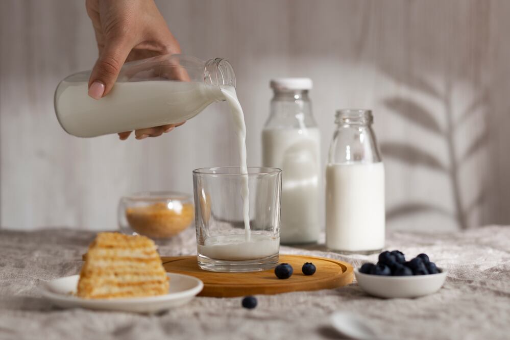 La leche forma parte de la dieta diaria y su consumo responsable contribuye a una alimentación equilibrada. Foto: Freepik