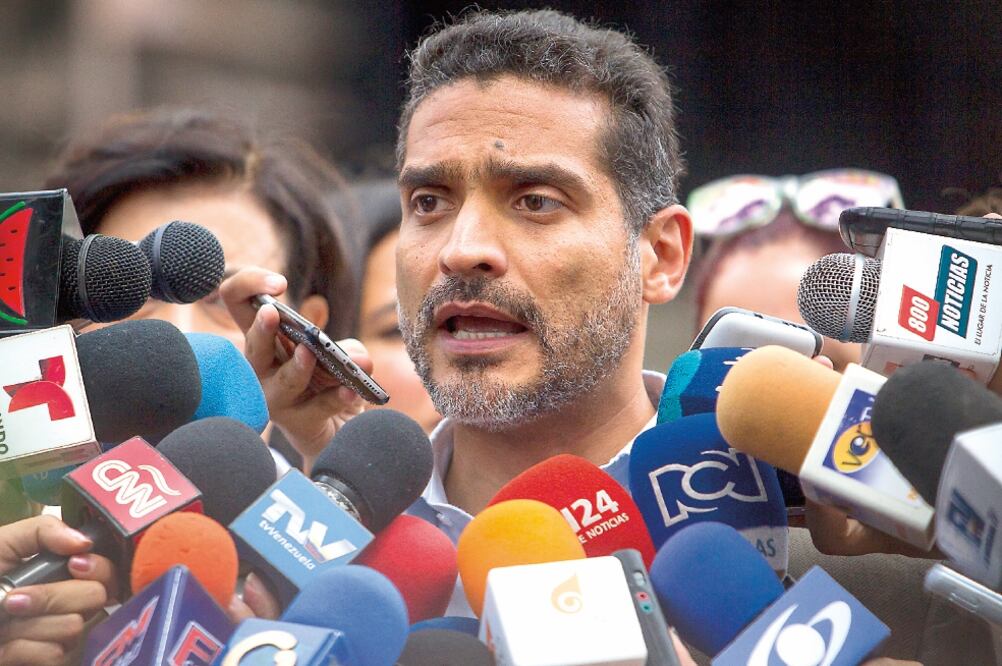 Juan Carlos Gutiérrez, abogado defensor del opositor preso Leopoldo López, habla ante los medios, en esta imagen de octubre de 2015, en Caracas (EFE. ARCHIVO)