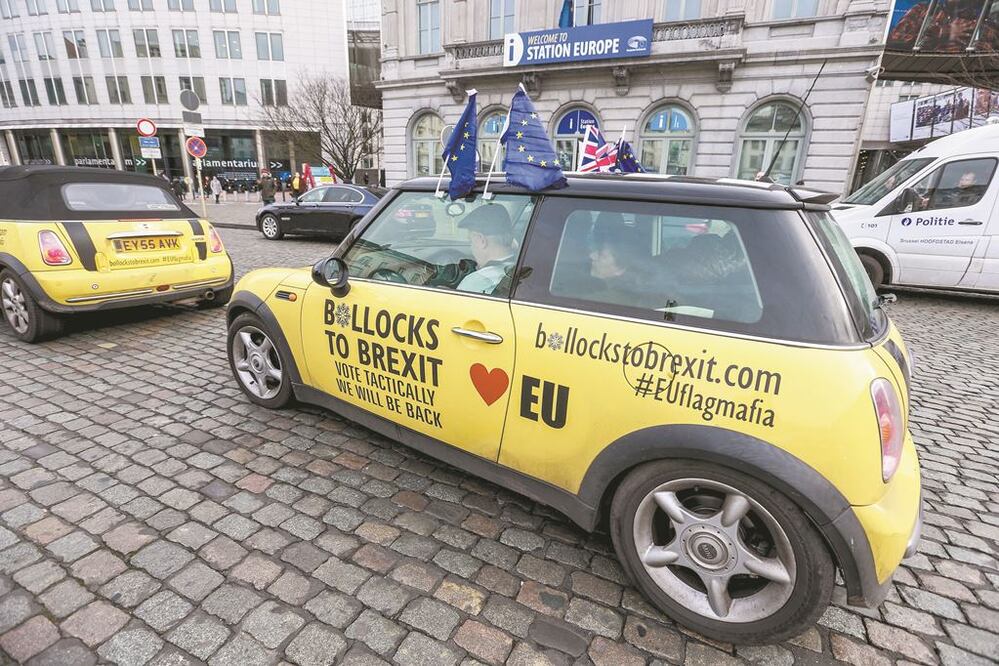 Manifestantes contrarios a la salida británica de la Unión Europea condujeron enfrente del Parlamento Europeo, en Bruselas. STEPHANIE LECOCQ. EFE