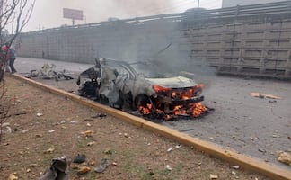 Taxi que transportaba pirotecnia estalla en la México–Toluca; vehículo queda calcinado y hay varios lesionados