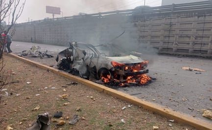 Taxi que transportaba pirotecnia estalla en la México–Toluca; vehículo queda calcinado y hay varios lesionados