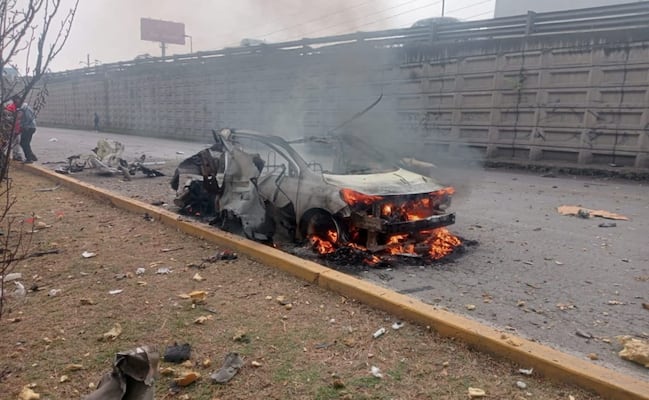 Taxi que transportaba pirotecnia estalla en la México–Toluca; vehículo queda calcinado y hay varios lesionados