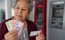Pensión Bienestar: estos bancos te cobran comisión por retirar tu dinero y esto pueden descontarte