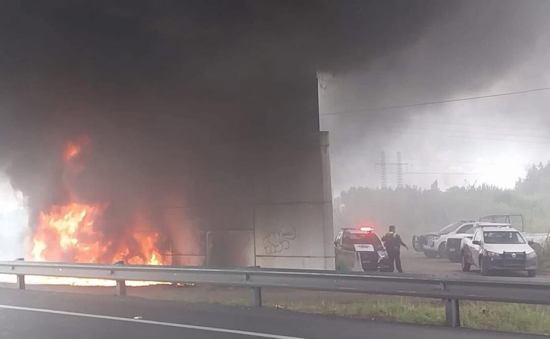 Sindicatos bloquean la autopista Puebla-Tlaxcala por disputa de control de la ampliación de la ruta.
Foto: Especial.